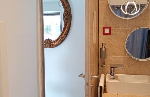 Cabries Bed & Breakfast | Private room with shower near Aix la Duranne