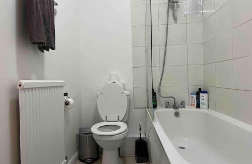 King's Cross Apartment | Private Rooms for 7 People with Bathroom
