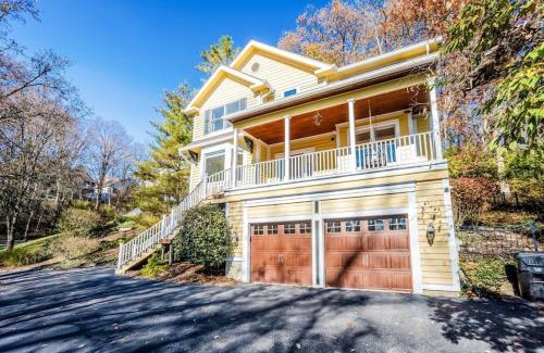 Mount Lookout House | Private, Serene Mt Lookout 5B Retreat with Garage, EV Charging
