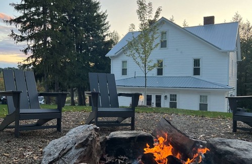 Bakerstown House | Private Vacation Home with large Hot Tub and Fire Pit - Sleeps 18