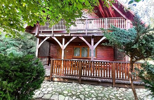 Baligrod House | Pstrokata chata