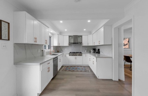 Erin Mills Apartment | Quaint 3BR - 5 min to UTM/Erindale Park + Parking