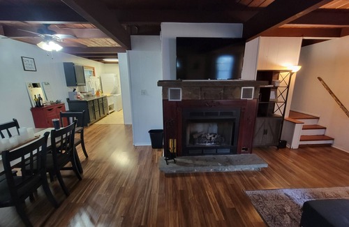 Tobyhanna Ski Chalet | Quaint Chalet Home in Tobyhanna! 10minutes to Kalahari, Camelback and Great Wolf