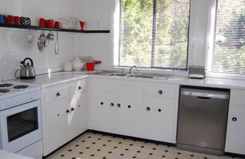 Victor Harbor House | Quaint Cottage Nestled Amongst the Trees