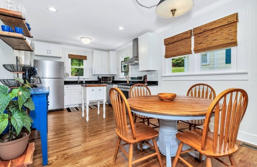Marion House | Quaint Mill Cottage in Marion