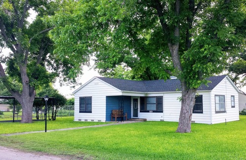 Utopia House | Quaint & Quiet Property Close to Many Outdoor Attractions