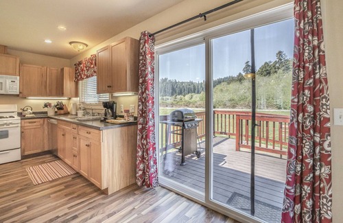 Orick House | Quaint Retreat Near Town w/ Gas Grill, Deck & Free WiFi - State Parks Nearby