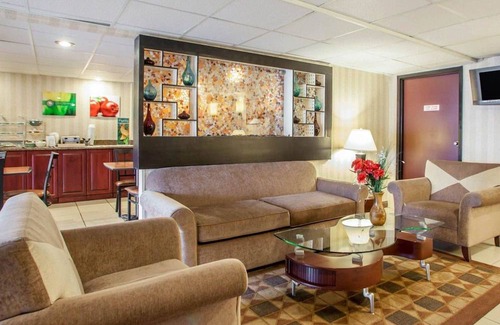 Fox Valley Hotel | Quality Inn Aurora - Naperville Area