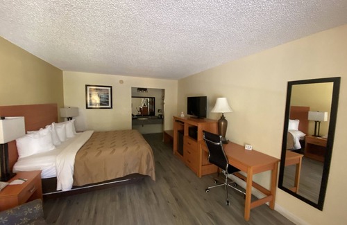Chiefland Hotel | Quality Inn near Manatee Springs State Park