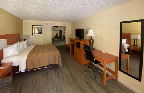 Chiefland Hotel | Quality Inn near Manatee Springs State Park