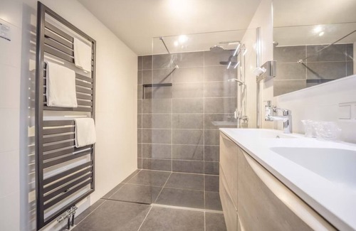 Waalwijk Hotel | Quality Time Awaits: Spacious Room & Nearby Fun in Beekse Bergen Zoo
