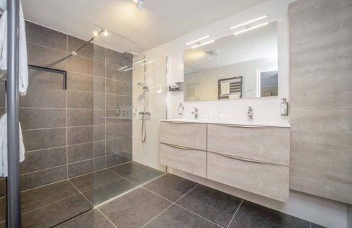Waalwijk Hotel | Quality Time Awaits: Spacious Room & Nearby Fun in Beekse Bergen Zoo