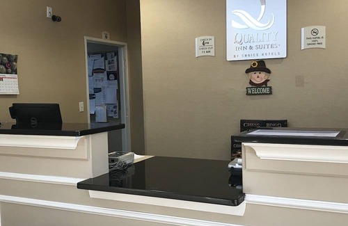 Sneads Ferry Hotel | Quality Inn & Suites Sneads Ferry- North Topsail Beach