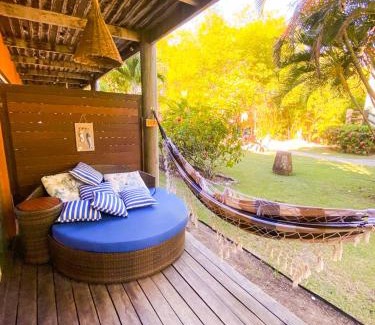 Pescaria Apartment | Quarto e sala com piscina em Maceió - Villas Tulipa 02