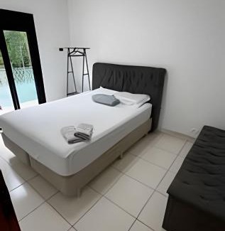 Cotia House | Quarto Queen size privativo em casa de condomínio