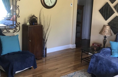 Keizer House | Queen Room in Keizer, Oregon.