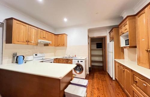 Rydalmere House | Queen Room in Two Story House - R8