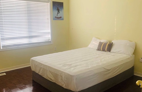 Brampton House | Queen Room near Toronto Pearson Airport