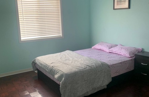 Brampton House | Queen Room near Toronto Pearson Airport