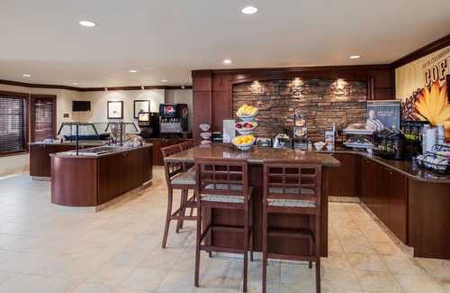 Biggs Field Condo | Queen Suite | Free Daily Breakfast, Outdoor Pool Access + 24h Business Center