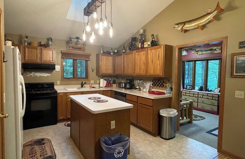 Eagle River Cabin | Quick Escape - Large 3+Bed 2 Bath Lake Home near Eagle River & St. Germain