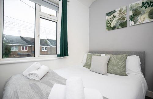 Darlington Apartment | Quiet and comfy house with 2 bedrooms and 2 bathrooms super fast WiFi and crisp hotel standard white linen hosted by Our Home Short Stays