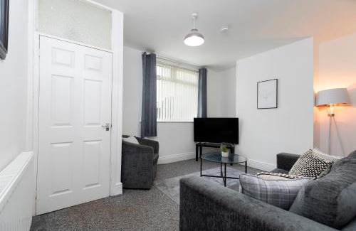 Darlington Apartment | Quiet and comfy house with 2 bedrooms and 2 bathrooms super fast WiFi and crisp hotel standard white linen hosted by Our Home Short Stays