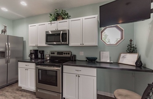 South Bend Apartment | Quiet And Comfy Studio Apartment In South Bend, Minutes From Notre Dame! Pet Friendly! Apts