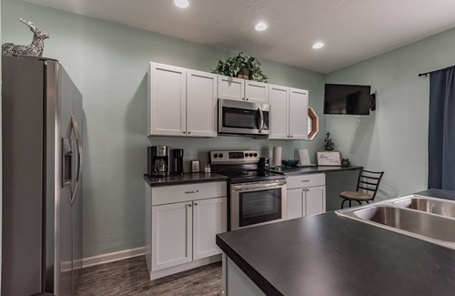 South Bend Apartment | Quiet And Comfy Studio Apartment In South Bend, Minutes From Notre Dame! Pet Friendly! Apts