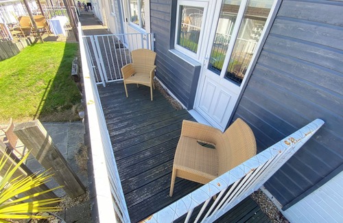 Freshwater Ski Chalet | Quiet and cosy flat, walking distance to Yarmouth ferry