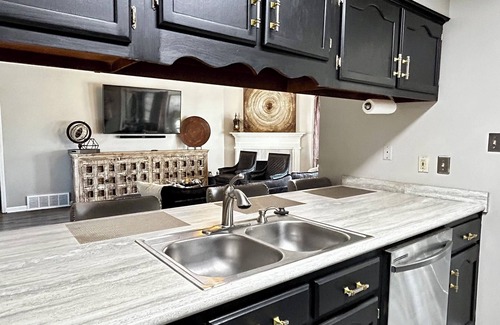 Memphis House | Quiet Hideaway with Spa Bath and stylish decor.