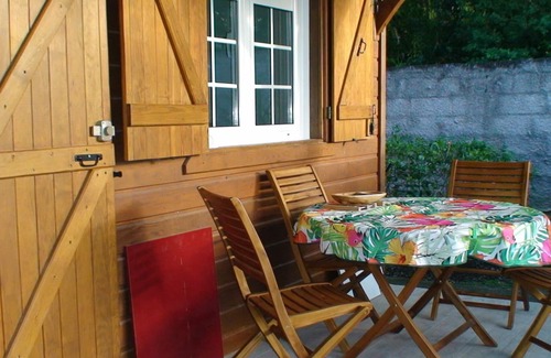 Port-Louis House | Quiet location, with the sea a dozen minutes' walk away. Car parking with electric gate.