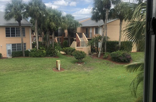 East Naples Condo | Quiet lovely 2-bed/bath condo in central Naples!