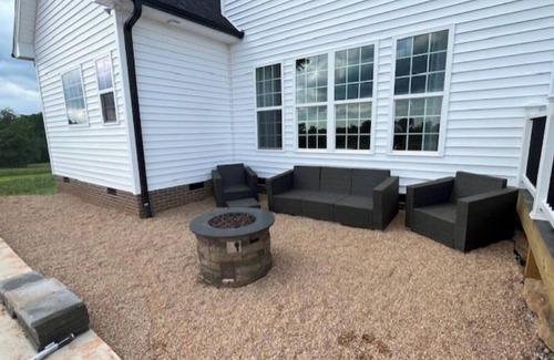 Traphill House | Quiet peaceful Stone mountain fun House with Pool ,Hot Tub￼ and vineyards near