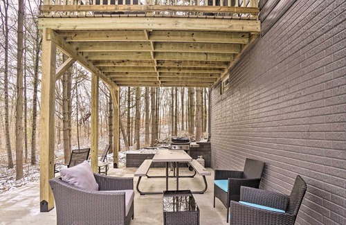 Logan Cottage | Quiet Pines Cabin Hocking Hills w/Hot Tub & Pond