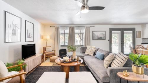 Deschutes River Woods House | Quiet River Bend Cabin by AvantStay 35 Mins to Mt Bachelor 10 Mins to Town Centre Hot Tub