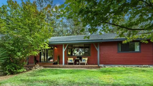 Deschutes River Woods House | Quiet River Bend Cabin by AvantStay 35 Mins to Mt Bachelor 10 Mins to Town Centre Hot Tub