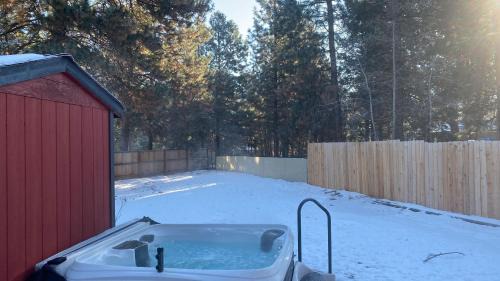 Deschutes River Woods House | Quiet River Bend Cabin by AvantStay 35 Mins to Mt Bachelor 10 Mins to Town Centre Hot Tub