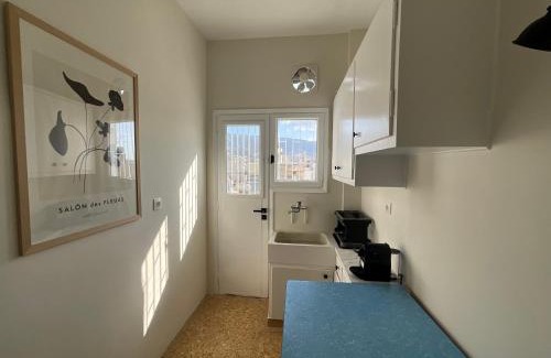 Vyronas Apartment | Quiet, Sunny & Terrace with Acropolis View