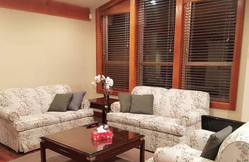 Surrey House | Quiet vacation suite at White Rock/South Surrey