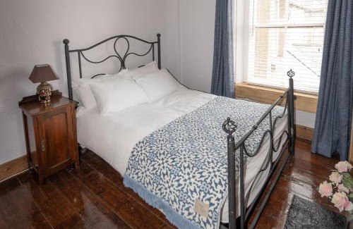 Youghal Apartment | Quirky Apt - Sleeps 6 - Coastal Area - Parking