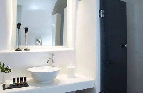 Oia House | R 1169 Diamond Executive Cave Suite with Breakfast, Outdoor Heated Jacuzzi, Wi-Fi & Sea View