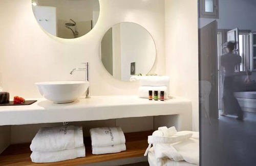Oia House | R 1169 Diamond Executive Cave Suite with Breakfast, Outdoor Heated Jacuzzi, Wi-Fi & Sea View