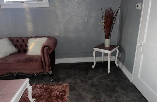 Detroit Apartment | R&R 1BDRM COMFY AND COZY ON OAKMAN BLVD