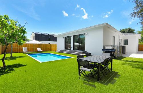 Coral Way House | Radiance - Modern Design, Poolside Escape