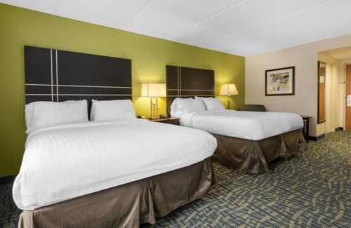 Savannah Hotel | Rare Find! 2 Relaxing Units with FREE Parking, Near Ogeechee Canal Museum!