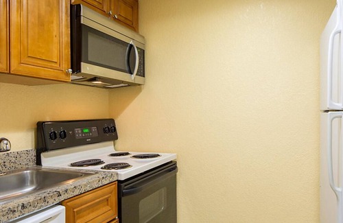 Delray Beach Resort | RARE FIND! Beach Front Resort at Gulf Stream - Sleeps 2-4, pool, hot tub, bbq