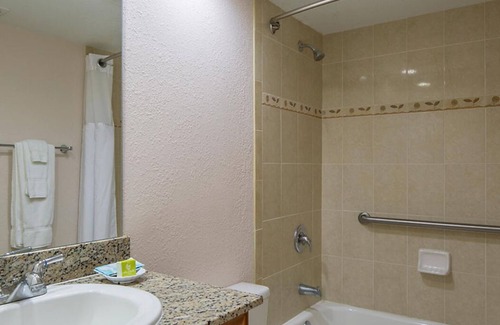 Delray Beach Resort | RARE FIND! Beach Front Resort at Gulf Stream - Sleeps 2-4, pool, hot tub, bbq