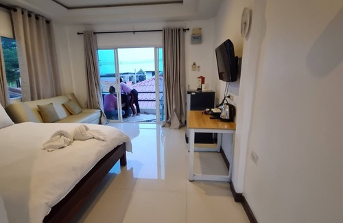 Koh Lan Hotel | Rateesumalee pool view KoLarn