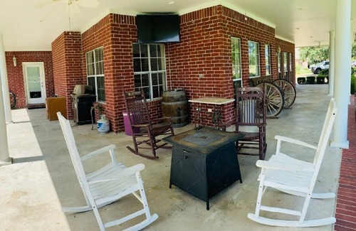 Bryan House | Raven's Pond - Minutes from Kyle Field